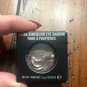 Mac eyeshadow: stolen moment